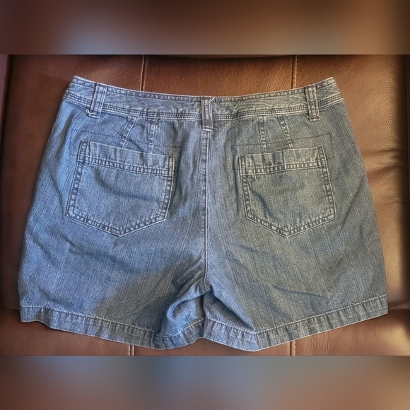 Women's Size 6 Mid Length Natural Reflections BNWOT Denim Shorts. ✨️ - Picture 5 of 9